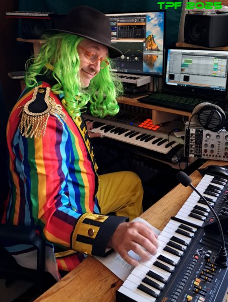 TPF mit Gitarre auf Balkon 2021